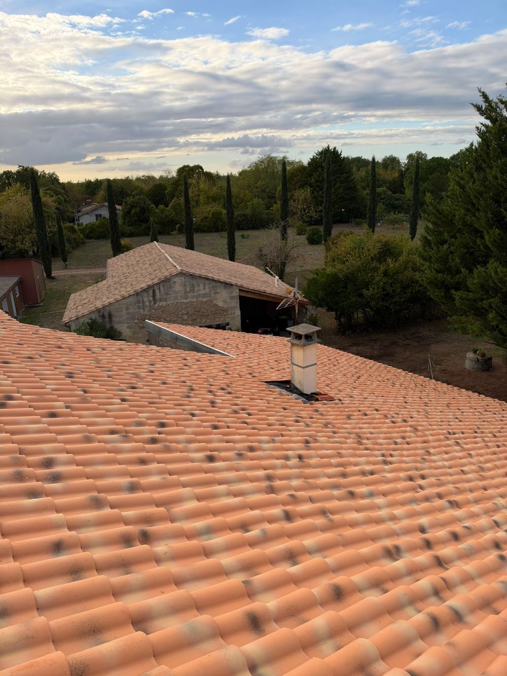 Toiture en tuile canal refaite par Le Sommet du Patrimoine en Gironde