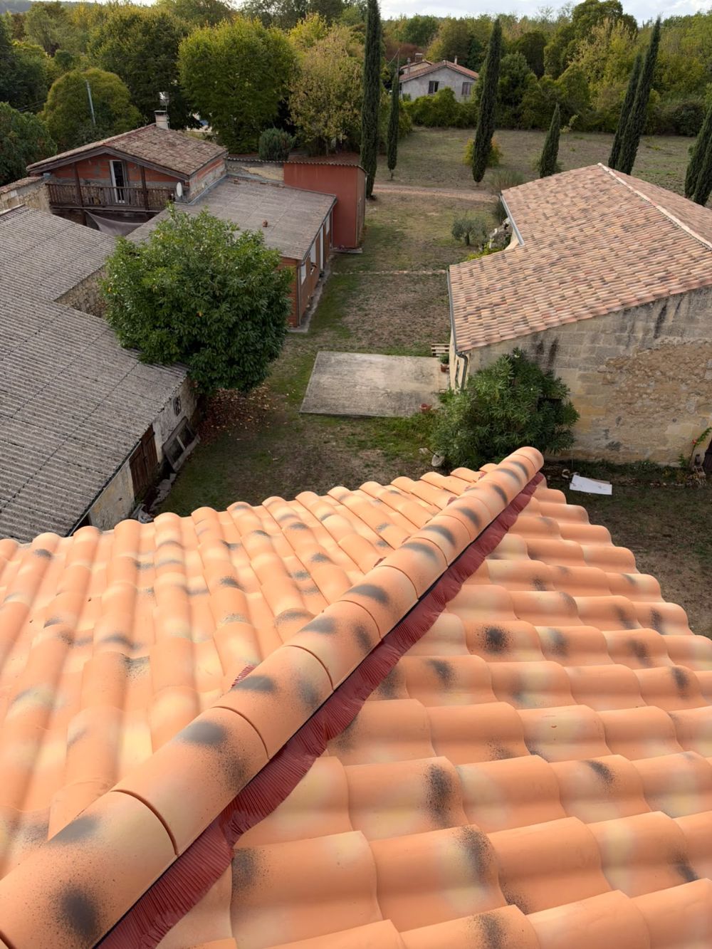 Faîtage refait par un couvreur près de Mérignac