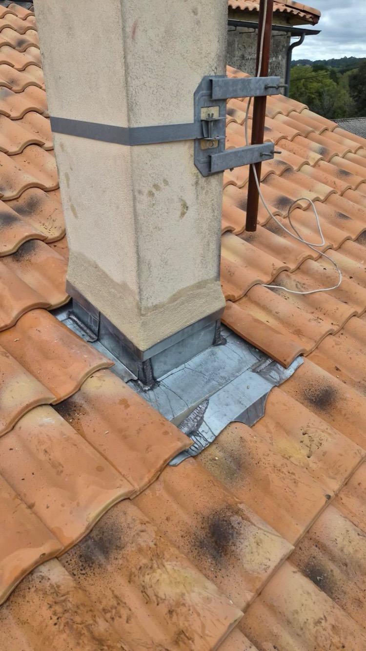 Zinguerie en pied de cheminée par Le Sommet du Patrimoine